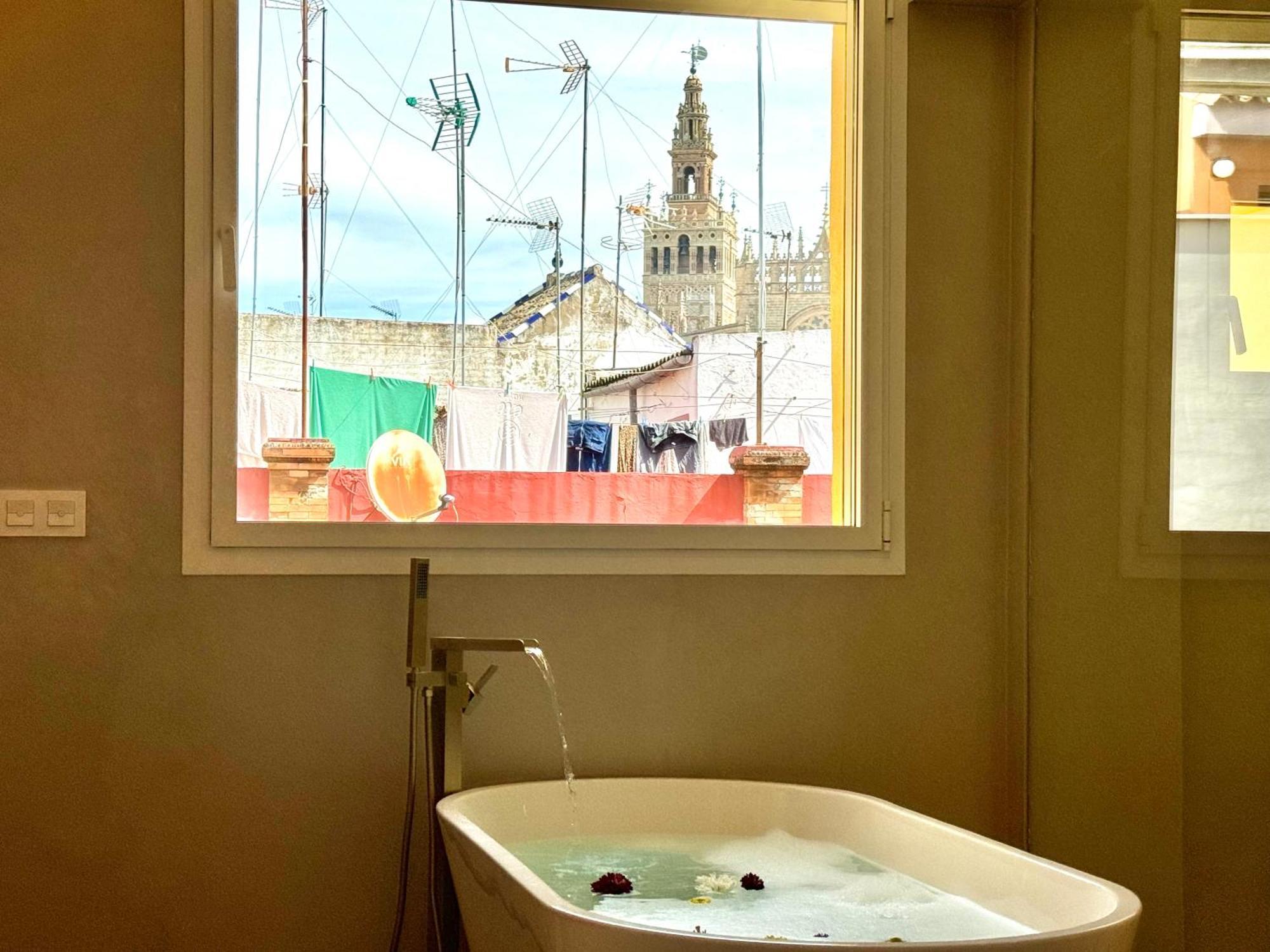 Luxury Cathedral Views In Seville Luaran gambar
